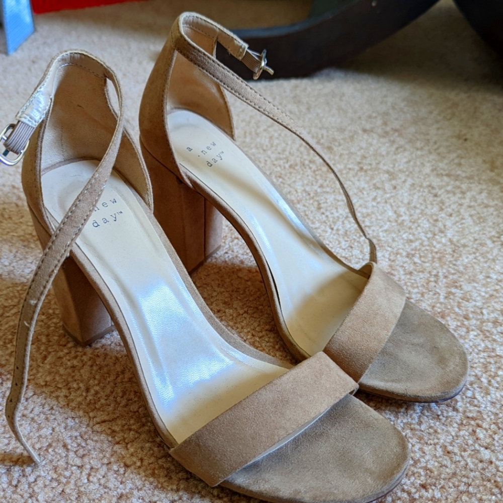 Size 8 nude heels